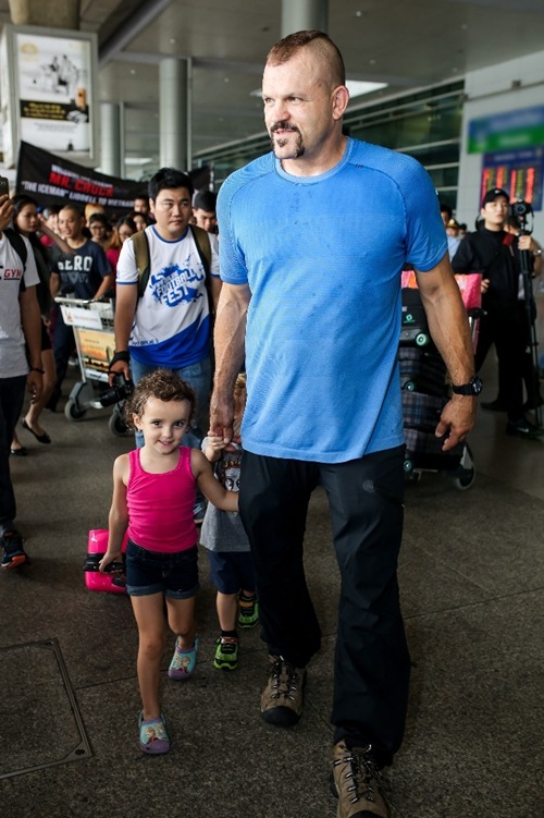 Siêu sao võ thuật Chuck Liddell mang 2 con cực nhỏ đáng yêu đến Việt Nam - 2