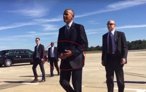 Tổng thống Obama lại tháo nhẫn khi bắt tay người dân Mỹ - 1
