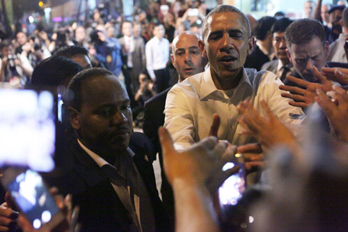 Tổng thống Obama lại tháo nhẫn khi bắt tay người dân Mỹ - 4