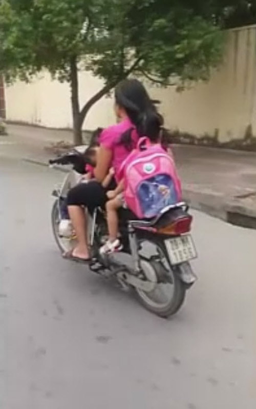 Bà mẹ liều nhất năm: một tay đi xe máy đèo 3 đứa trẻ, một tay bế cho con bú - 2