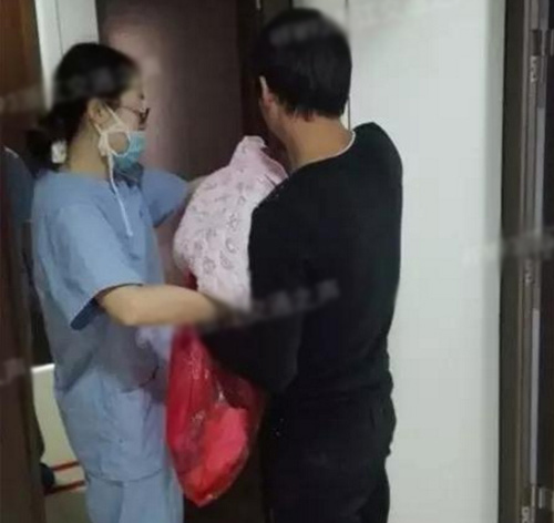 Cặp đôi 10X “cả nhà cộng lại được 33 tuổi” lóng ngóng đón con đầu lòng - 1