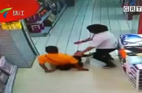 Hai bố con chơi đùa, bất ngờ bố ngã đè vào người khiến con tử vong tại chỗ - 2
