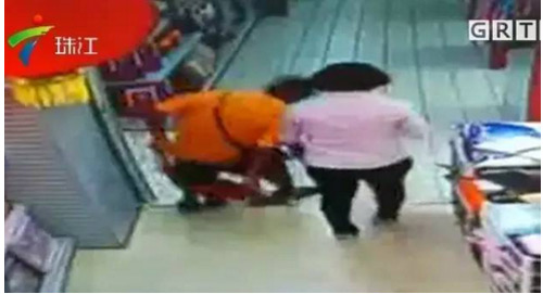 Hai bố con chơi đùa, bất ngờ bố ngã đè vào người khiến con tử vong tại chỗ - 1