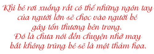 Hai bố con chơi đùa, bất ngờ bố ngã đè vào người khiến con tử vong tại chỗ - 4
