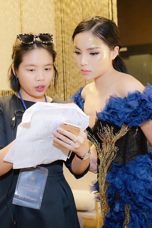 HH Kỳ Duyên lạnh lùng mặc váy khoét sâu gợi cảm trên sàn catwalk - 1