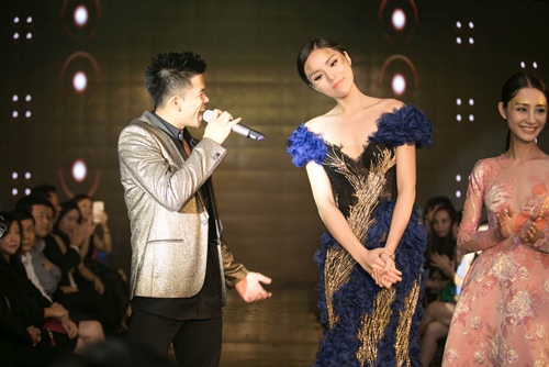 HH Kỳ Duyên lạnh lùng mặc váy khoét sâu gợi cảm trên sàn catwalk - 10