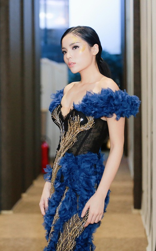 HH Kỳ Duyên lạnh lùng mặc váy khoét sâu gợi cảm trên sàn catwalk - 2