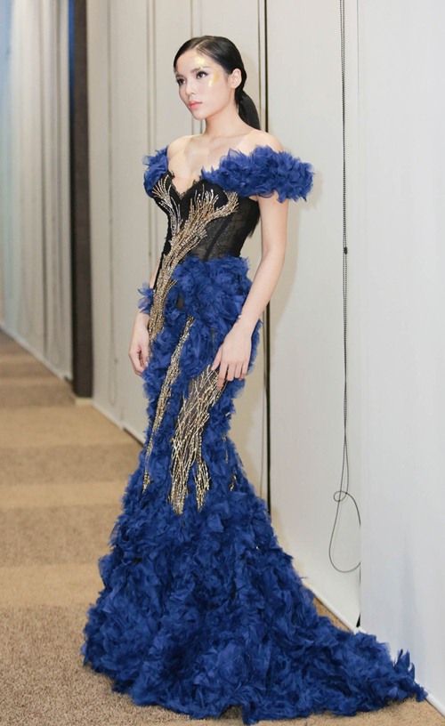 HH Kỳ Duyên lạnh lùng mặc váy khoét sâu gợi cảm trên sàn catwalk - 3