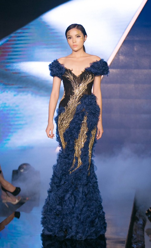 HH Kỳ Duyên lạnh lùng mặc váy khoét sâu gợi cảm trên sàn catwalk - 7