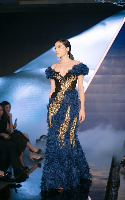 HH Kỳ Duyên lạnh lùng mặc váy khoét sâu gợi cảm trên sàn catwalk - 8
