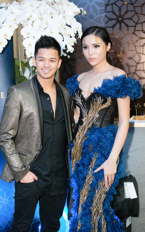HH Kỳ Duyên lạnh lùng mặc váy khoét sâu gợi cảm trên sàn catwalk - 9
