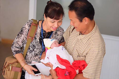 Hồng Quế hồi phục, tiết lộ những hình ảnh đáng yêu của con gái 1 ngày tuổi - 1