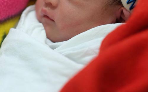 Hồng Quế hồi phục, tiết lộ những hình ảnh đáng yêu của con gái 1 ngày tuổi - 3