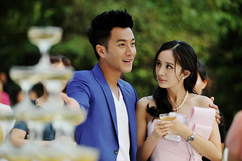 Ngôi sao 24/7: Diện váy trắng, loẹt quẹt dép lê, Lưu Diệc Phi vẫn xinh như công chúa - 4