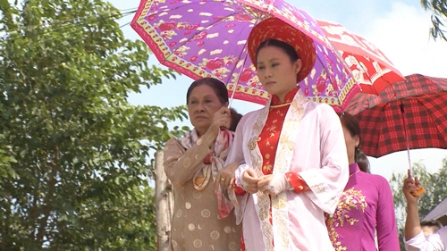 Vân Trang bụng bầu lênh đênh trên ghe trong quot;Dòng nhớquot; - 2