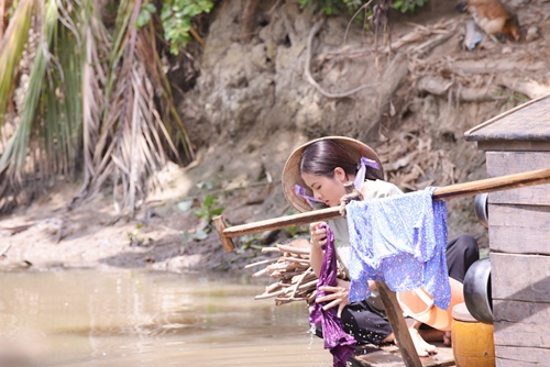 Vân Trang bụng bầu lênh đênh trên ghe trong quot;Dòng nhớquot; - 6