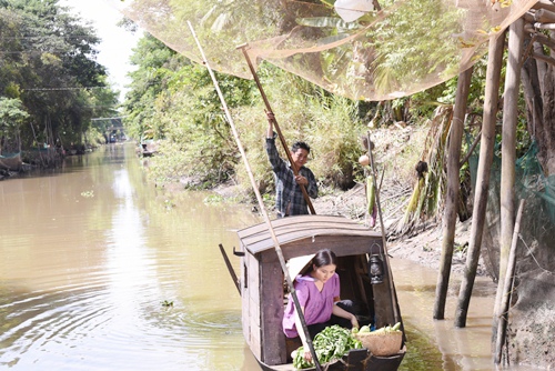 Vân Trang bụng bầu lênh đênh trên ghe trong quot;Dòng nhớquot; - 5