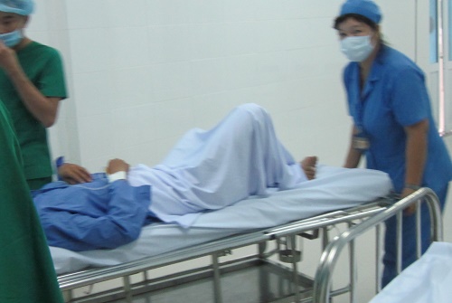 Tai nạn hy hữu: Thanh niên bị cửa xe tải “chém” lộ tinh hoàn sau cú trượt ngã - 1