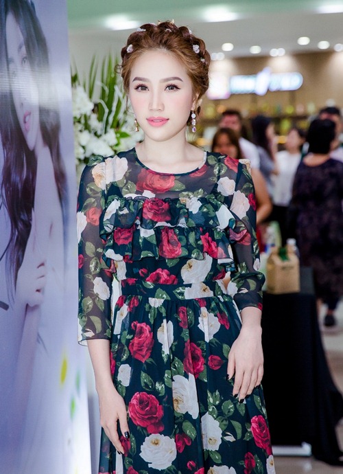 Bảo Thy tình cảm ôm bố mẹ trong ngày ra mắt sản phẩm âm nhạc mới - 2