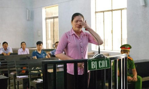 Bị xử chạy án, nữ bị cáo khai có clip nóng với cựu kiểm sát viên - 1