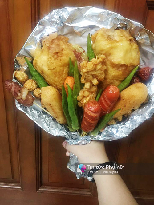 Cận 20/10, hoa làm từ đồ ăn giá 100 nghìn/bó gây sốt Sài Gòn - 1