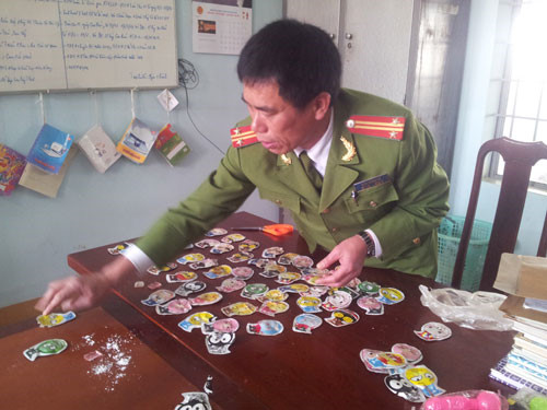 Hơn 30 học sinh tiểu học ngất xỉu nghi do ngửi đồ chơi Trung Quốc - 1