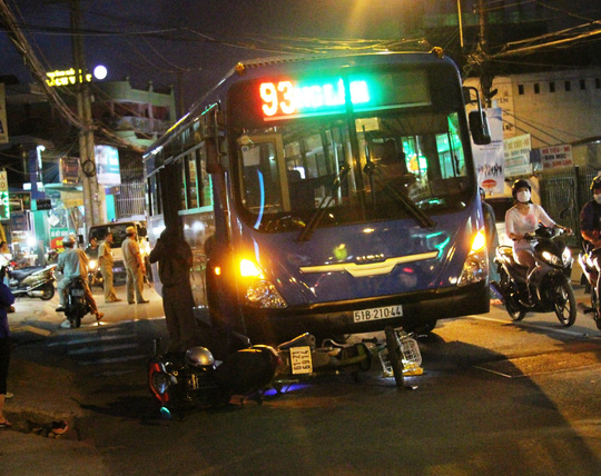 Nữ sinh lớp 8 bị xe buýt cán nát tay sau cú ngã - 1