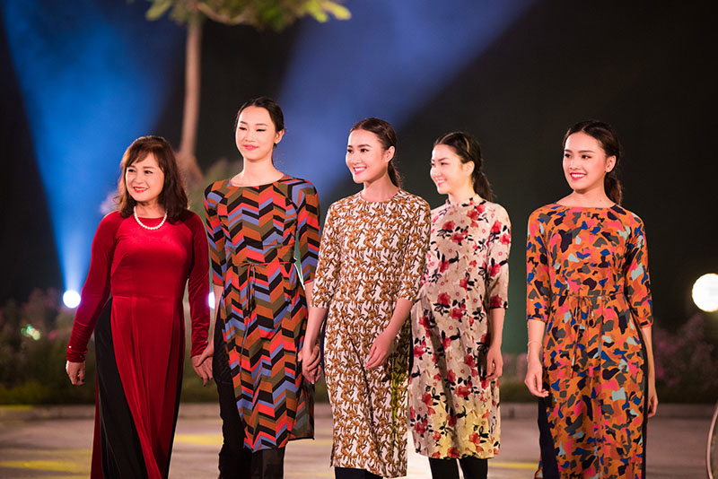 Tuổi tứ tuần, DV Lan Hương - Thu Hà vẫn sáng bừng hơn dàn mẫu trẻ - 15