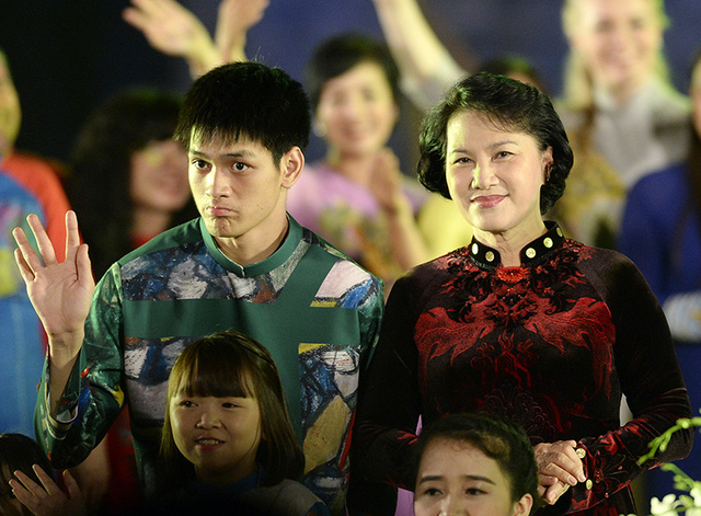 Tuổi tứ tuần, DV Lan Hương - Thu Hà vẫn sáng bừng hơn dàn mẫu trẻ - 2