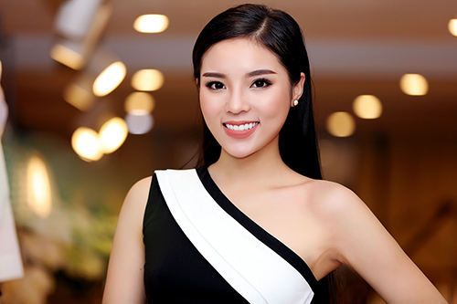 Hoa hậu Kỳ Duyên vai trần gợi cảm bất ngờ xuất hiện tại Hà Nội - 5