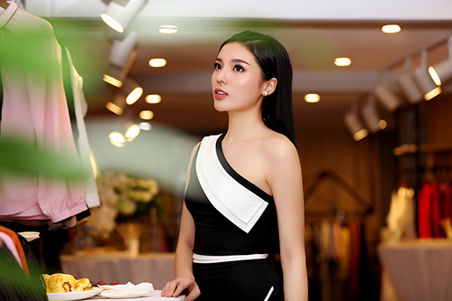 Hoa hậu Kỳ Duyên vai trần gợi cảm bất ngờ xuất hiện tại Hà Nội - 4