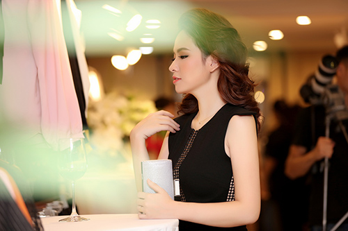 Hoa hậu Kỳ Duyên vai trần gợi cảm bất ngờ xuất hiện tại Hà Nội - 9