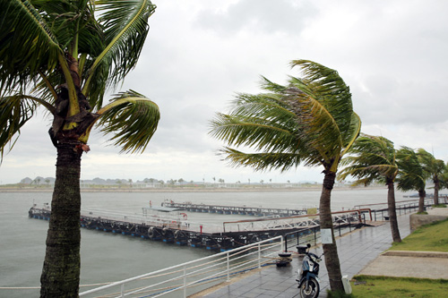 Chiều nay, bão số 7 đổ bộ Quảng Ninh, khách du lịch vội vã chạy vào đất liền - 3