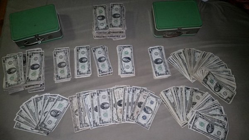 Nổi hứng dọn nhà, cặp vợ chồng sốc khi phát hiện #039;kho báu#039; - 5