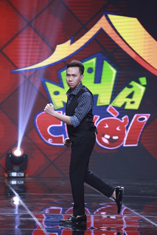 Nhà Cười: Hoài Linh nằm quot;bá đạoquot; trên ghế xoay, Xuân Bắc quot;gàiquot; Cao Thái Hà hôn mình - 4