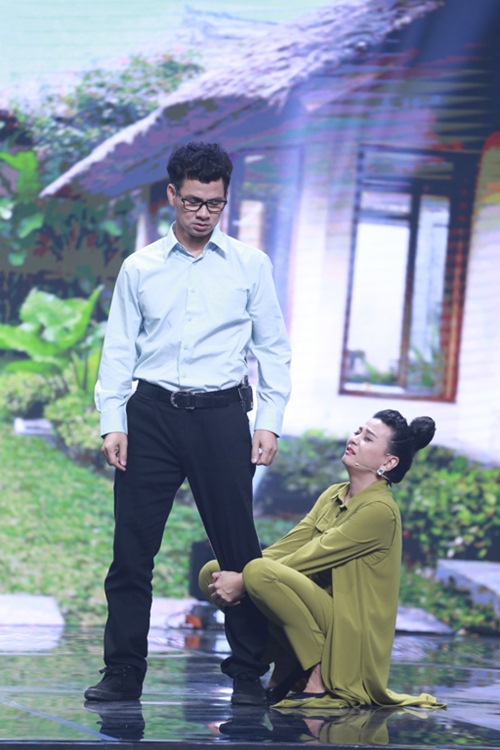 Nhà Cười: Hoài Linh nằm quot;bá đạoquot; trên ghế xoay, Xuân Bắc quot;gàiquot; Cao Thái Hà hôn mình - 18