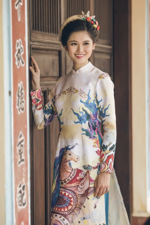 Á hậu Thuỳ Dung hững hờ vòm ngực thanh tân sau chiếc áo yếm - 4