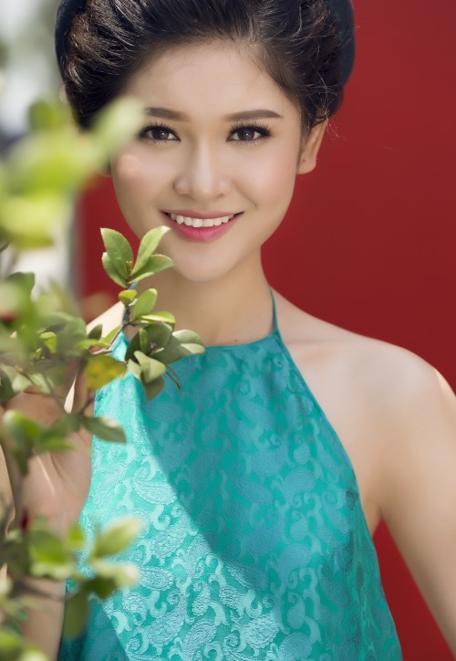 Á hậu Thuỳ Dung hững hờ vòm ngực thanh tân sau chiếc áo yếm - 1