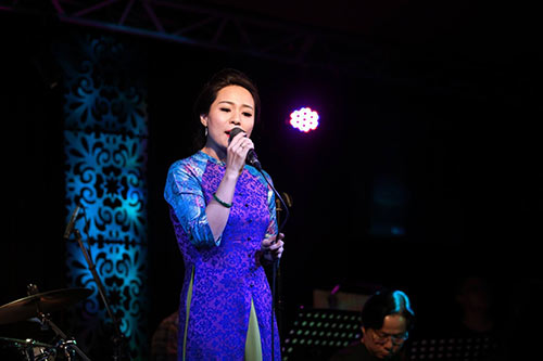 Chồng Tây của Phương Vy kiên nhẫn chờ đợi trong lúc vợ đi diễn - 17