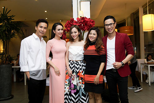 Chồng Tây của Phương Vy kiên nhẫn chờ đợi trong lúc vợ đi diễn - 18