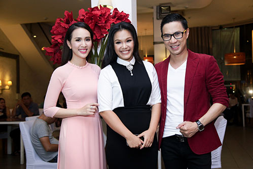 Chồng Tây của Phương Vy kiên nhẫn chờ đợi trong lúc vợ đi diễn - 5