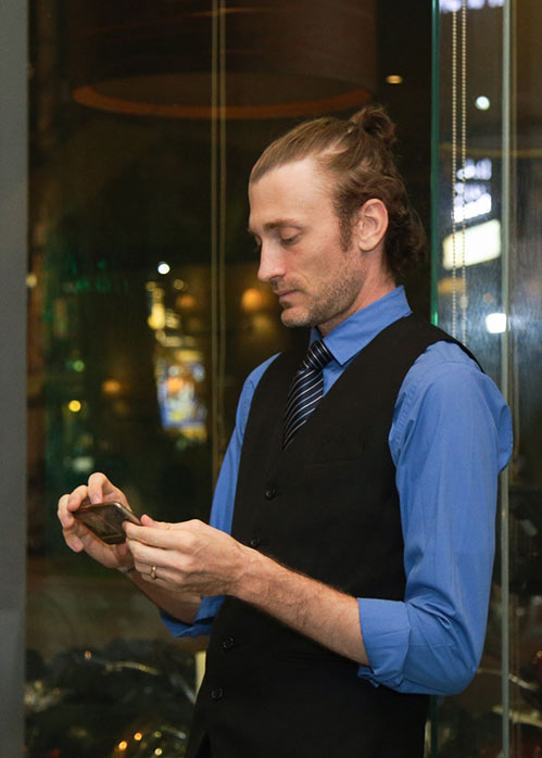 Chồng Tây của Phương Vy kiên nhẫn chờ đợi trong lúc vợ đi diễn - 4