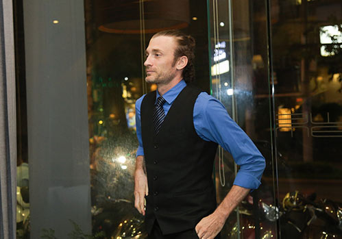 Chồng Tây của Phương Vy kiên nhẫn chờ đợi trong lúc vợ đi diễn - 3