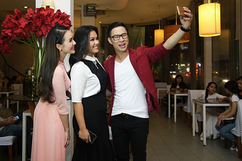 Chồng Tây của Phương Vy kiên nhẫn chờ đợi trong lúc vợ đi diễn - 6