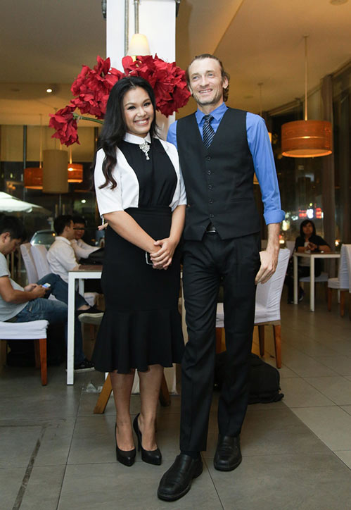 Chồng Tây của Phương Vy kiên nhẫn chờ đợi trong lúc vợ đi diễn - 1