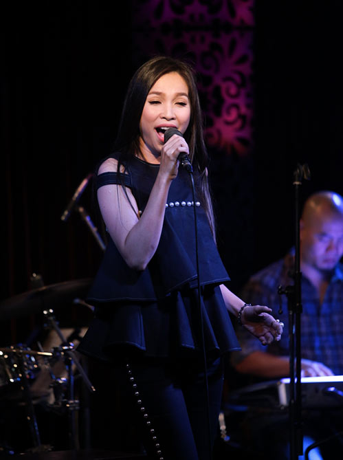 Chồng Tây của Phương Vy kiên nhẫn chờ đợi trong lúc vợ đi diễn - 9