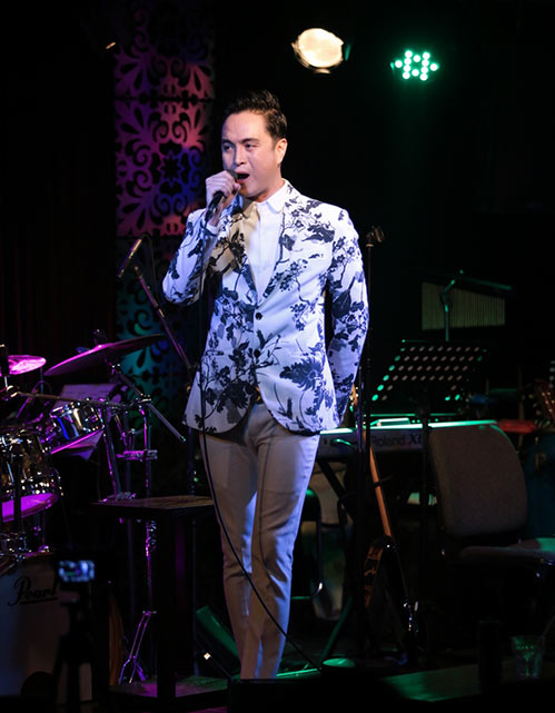 Chồng Tây của Phương Vy kiên nhẫn chờ đợi trong lúc vợ đi diễn - 14