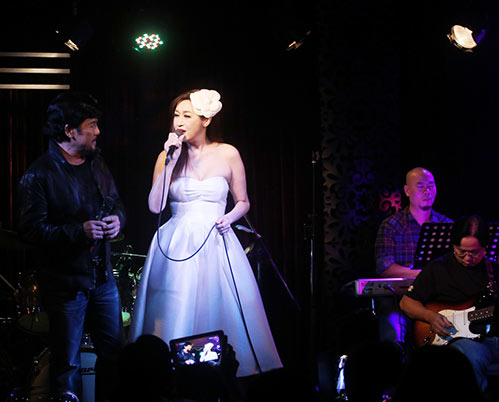 Chồng Tây của Phương Vy kiên nhẫn chờ đợi trong lúc vợ đi diễn - 11