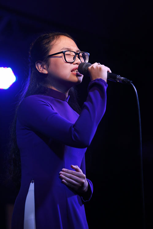 Chồng Tây của Phương Vy kiên nhẫn chờ đợi trong lúc vợ đi diễn - 12