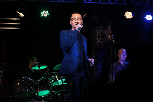 Chồng Tây của Phương Vy kiên nhẫn chờ đợi trong lúc vợ đi diễn - 13